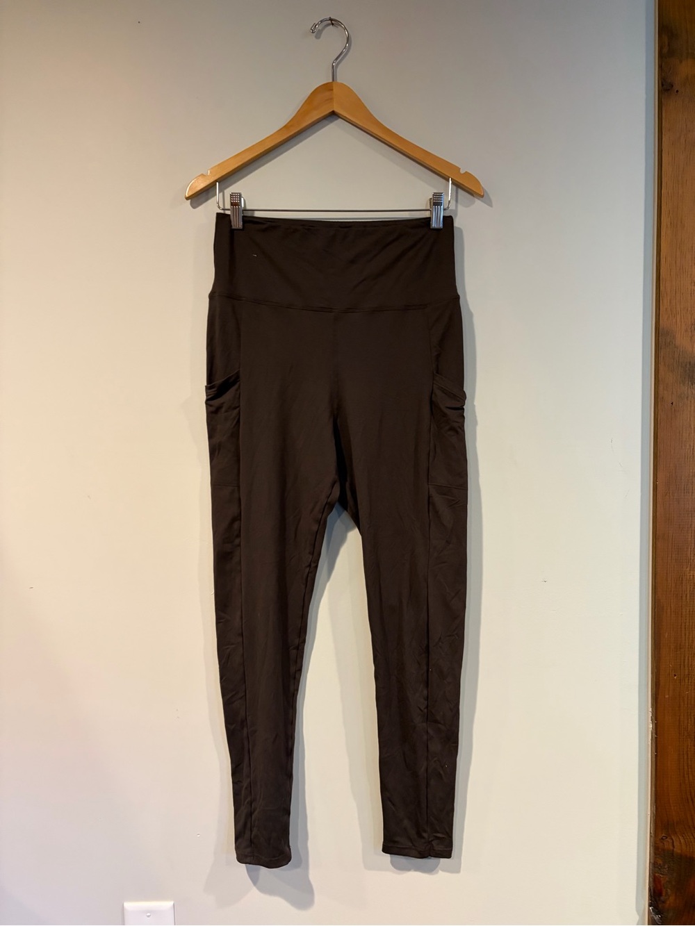 High-Waist Brown Active Leggings with Side Pockets